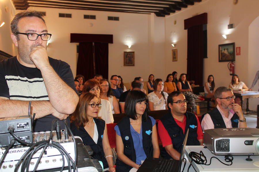 Los colectivos aprenden nuevos conceptos de la participación