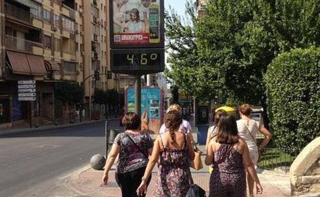 Salud confirma el primer caso de golpe de calor, un agricultor ingresado en la UCI de Andújar