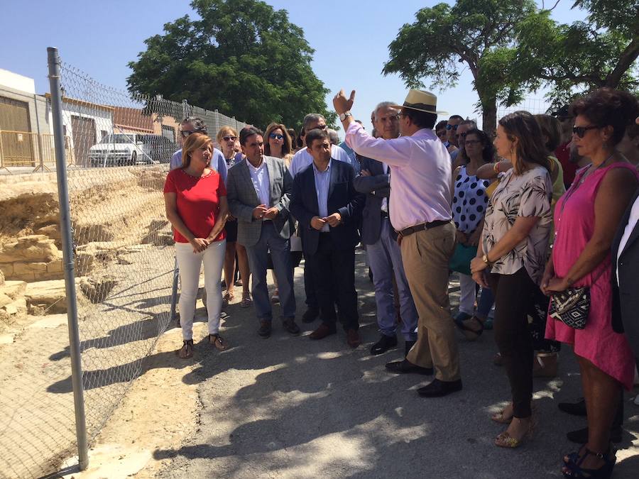 El consejero de Cultura visita el anfiteatro romano de Obulco e incide en la importancia de la investigación