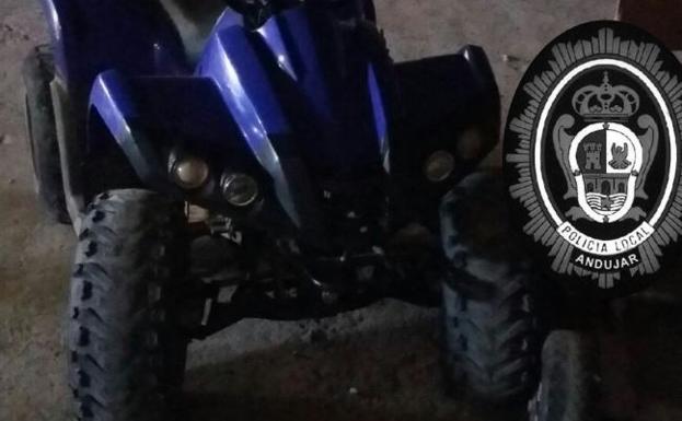 Intervenido en Andújar un quad cuyo conductor conducía sin matrícula ni casco mientras se fumaba un porro