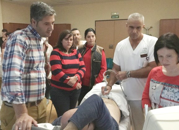 El hospital forma a sus profesionales y mejora la atención a los pacientes y usuarios
