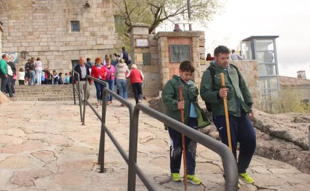 IU plantea que los miles de turistas que acuden al Santuario visiten también Andújar