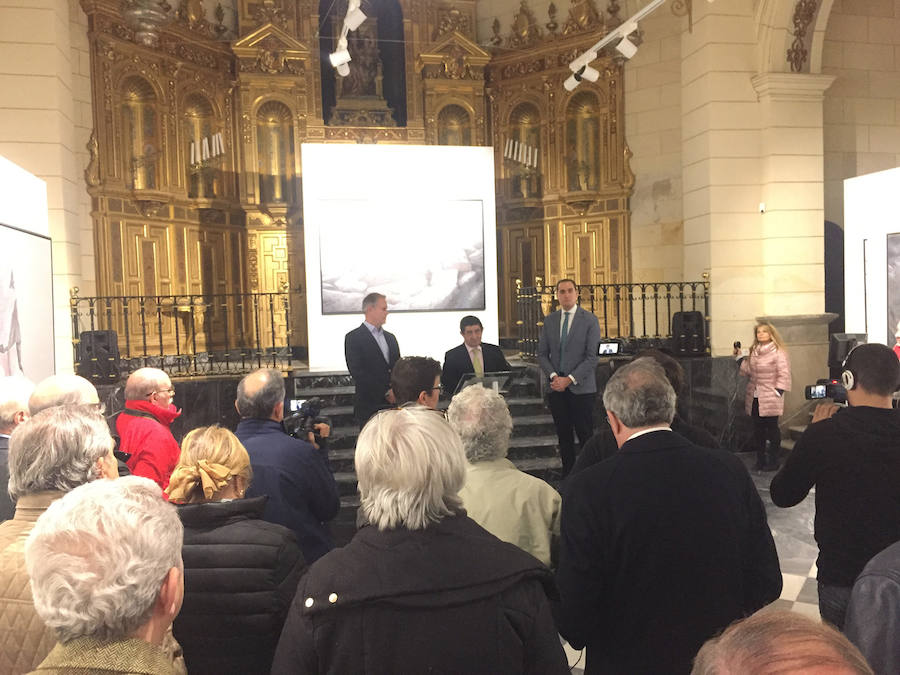 Francisco Reyes participa en Arjona en la inauguración de una exposición del artista holandés Alwin van der Linde