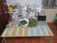 La Guardia Civil detiene a un ciudadanos en el término municipal de Andújar por llevar casi 15 kilos de marihuana en su vehículo