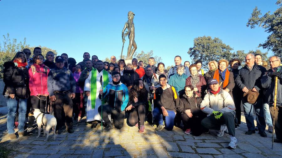 La peña Los Peregrinos celebra el 24 aniversario de su monumento