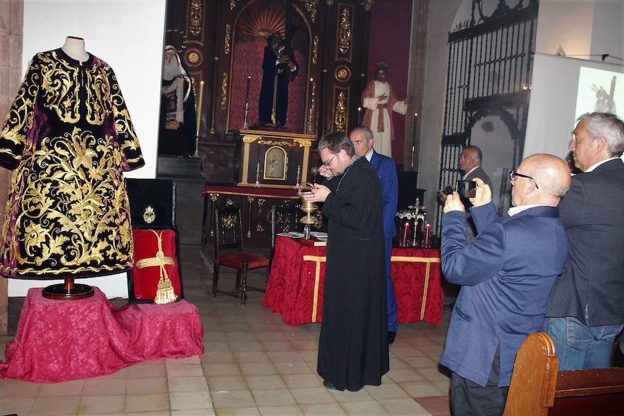 La túnica de linajes del Jesús Nazareno de la Vera+Cruz marca un hito en el patrimonio religioso de Andújar