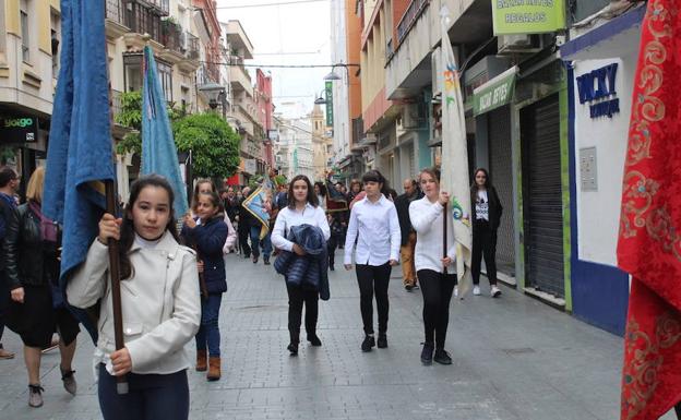 Las banderas de la Cofradía Matriz anuncian la llegada de la Romería de la Virgen de la Cabeza