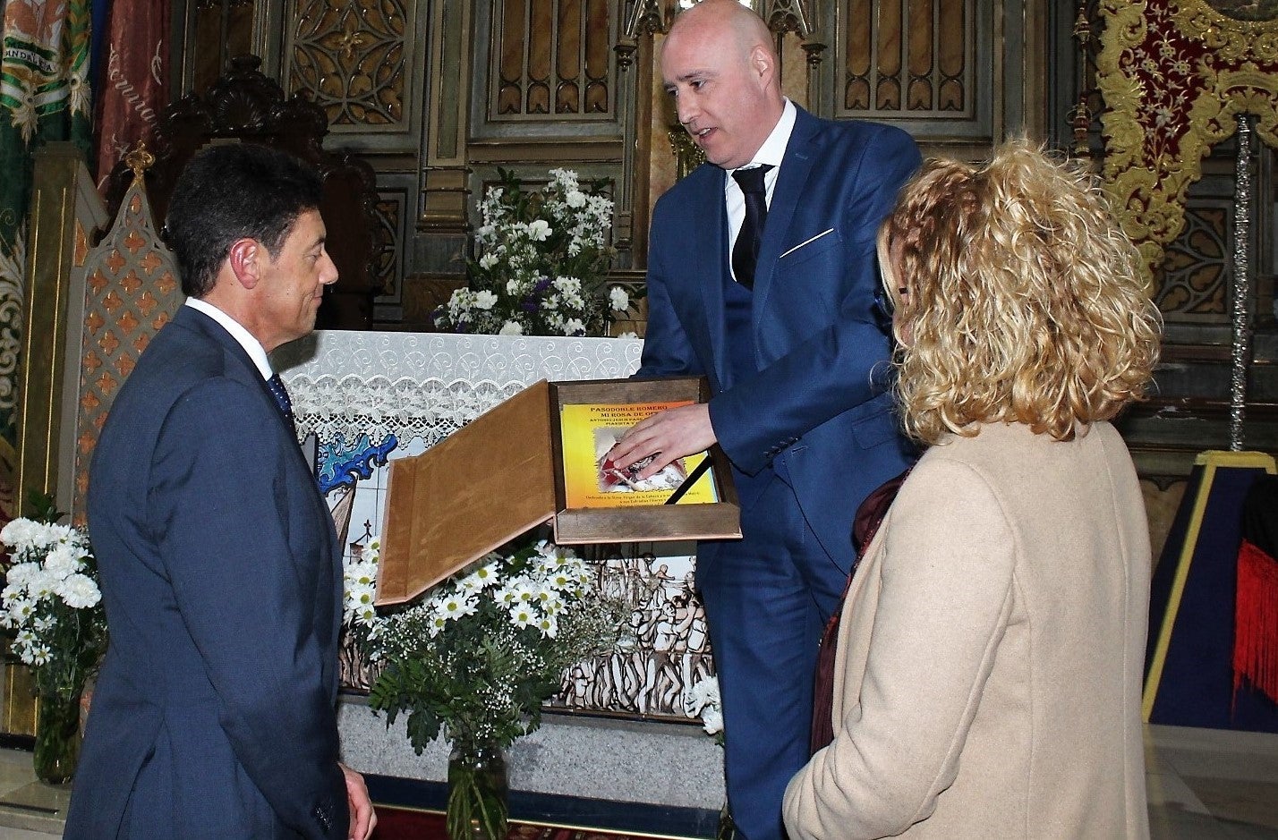 El compositor Antonio Pareja entrega sus pasodobles romeros a la Cofradía Matriz