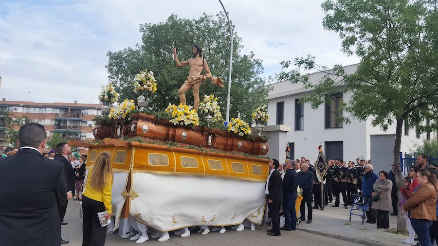 El Cristo Resucitado pasea jubiloso en Andújar el triunfo de la vida sobre la muerte