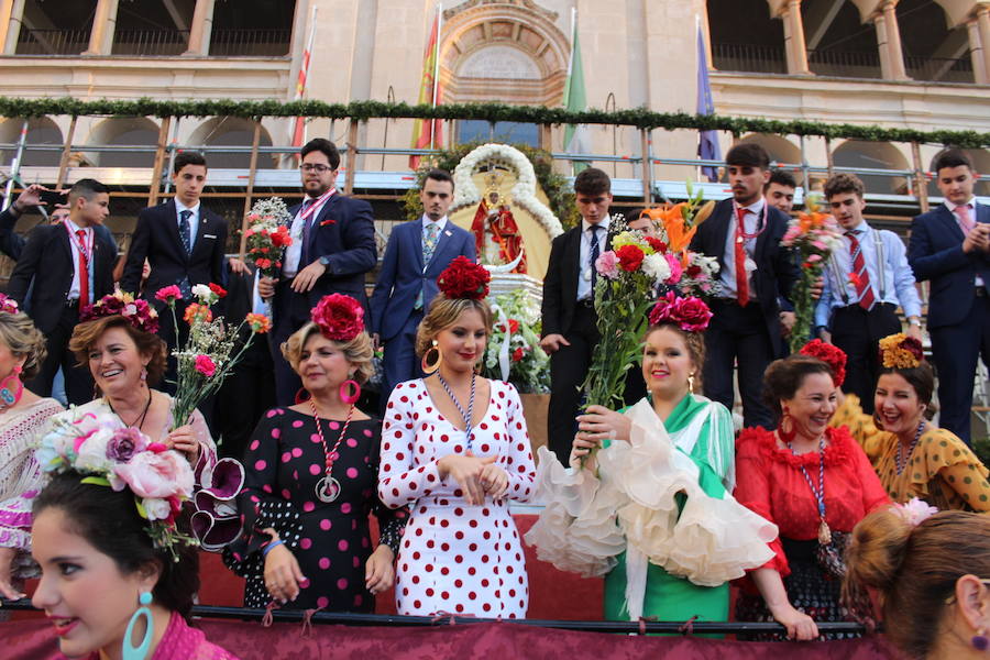 Ramos de flores y claveles a la 'reina de muchos corazones'
