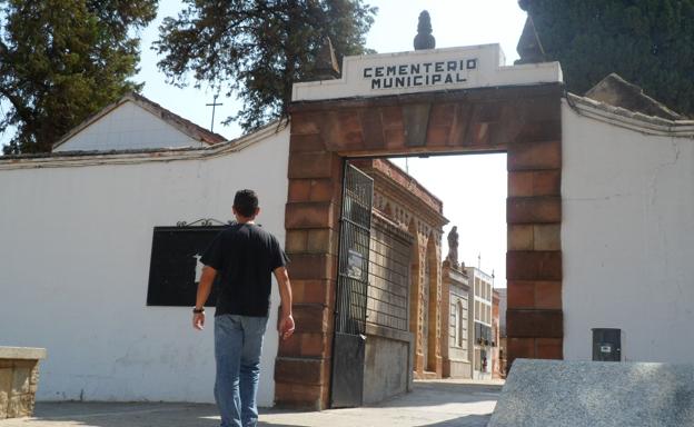 Profanan las tumbas de dos mujeres enterradas hace pocos días en el cementerio de Andújar
