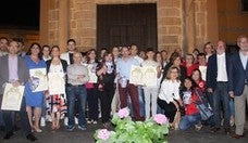ctEnsalzar a los que dan lustre a la ciudad por su compromiso