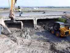 Infraestructuras inicia la limpieza y mejora del drenaje en el puente del Arroyo del Encantado en Villanueva de la Reina