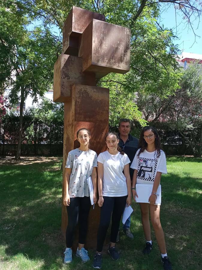 Tres alumnas del IES Nuestra Señora de la Cabeza ganan un concurso regional sobre Estadística