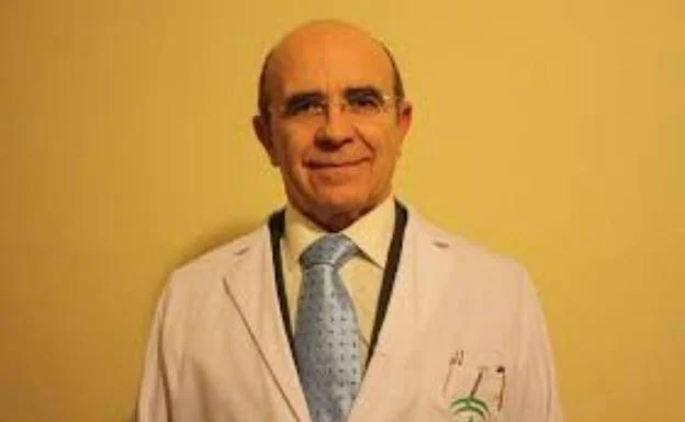 El médico de Andújar que pedía no jubilarse podrá trabajar hasta los 70