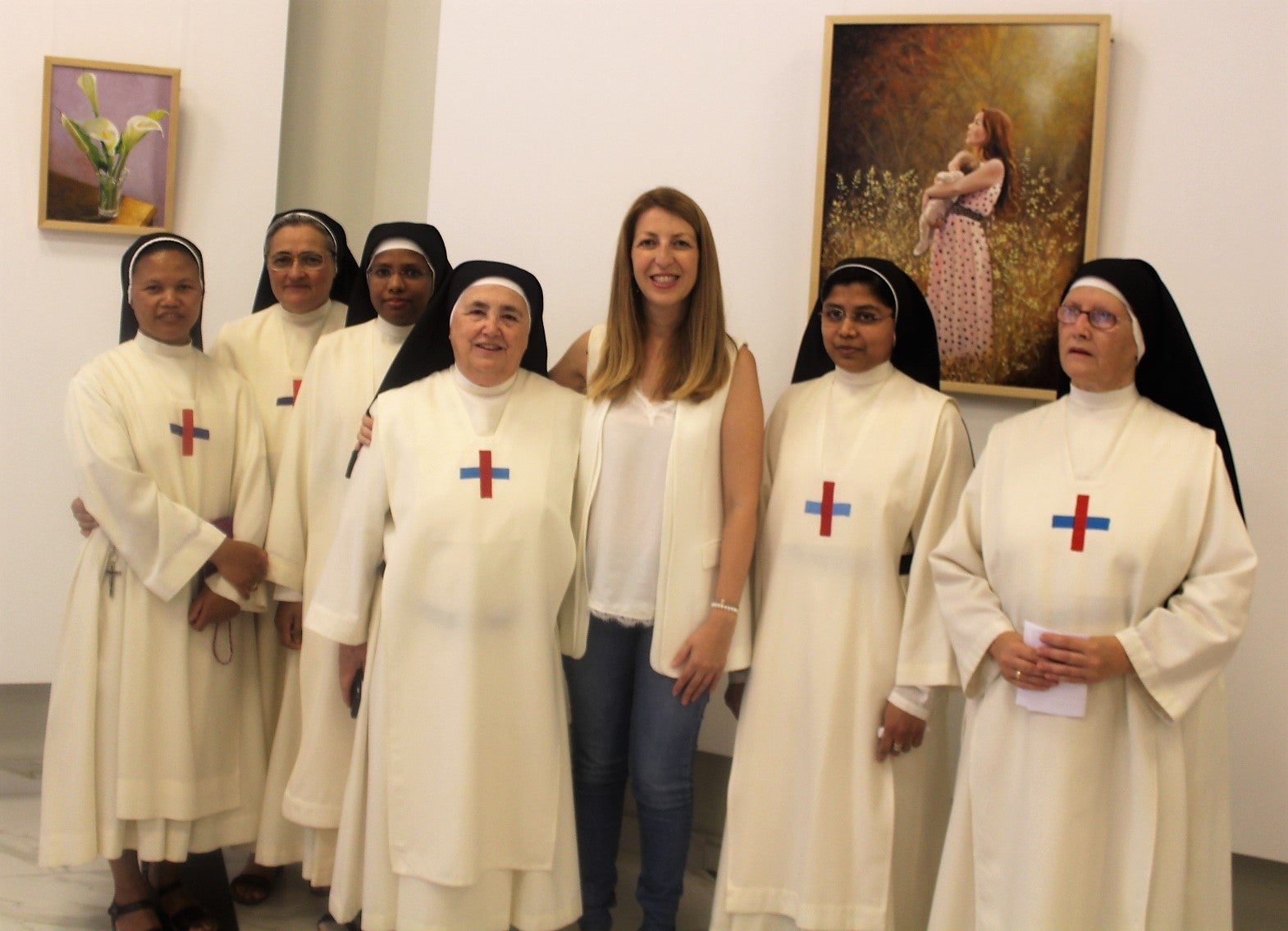 La monja trinitaria Sor Ana María expone sus cuadros en la Casa de Cultura
