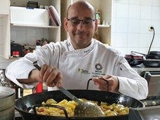 Francisco Caparrós trabaja por divulgar la rica y selecta cocina de la zona