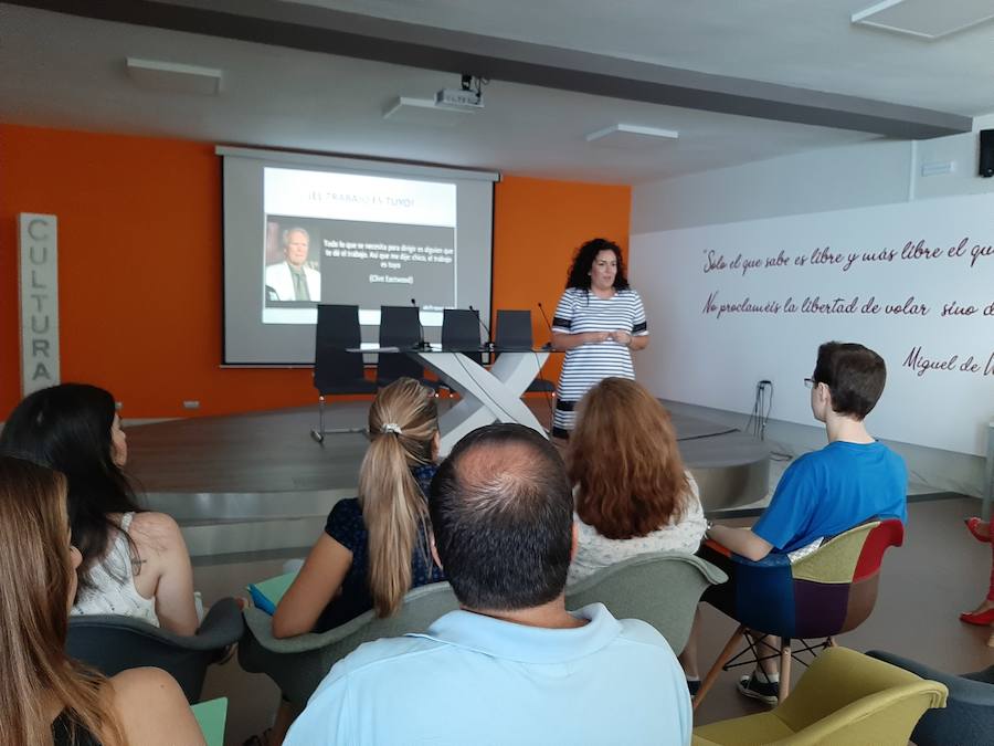 Juventud lanza más becas para jóvenes titulados sin empleo