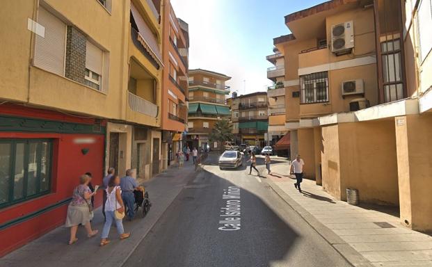 Intoxicadas por humo una mujer y un menor en el incendio de un piso en Andújar