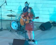 Cristina Ybara cautiva con sus melodías en el concierto del auditorio Del Val