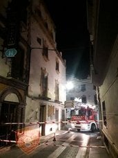 Policía Local y Bomberos cortan la calle Vendederas de Andújar por riesgo de derrumbe de un edificio