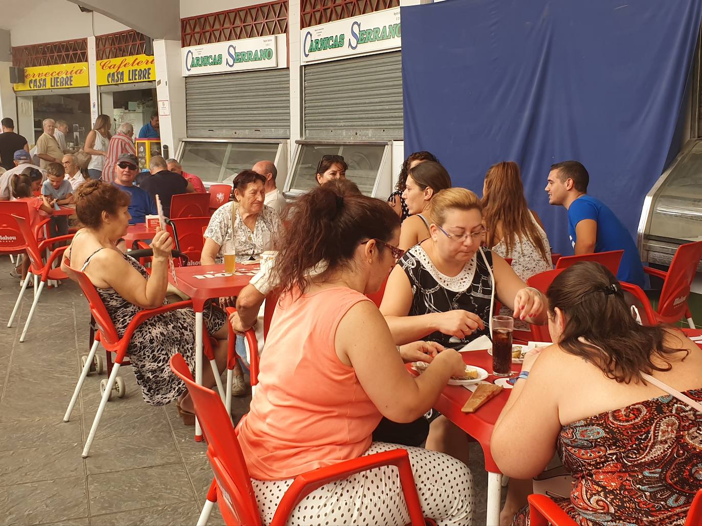 La sardinada de la Plaza de Abastos se reafirma como pórtico de la Feria