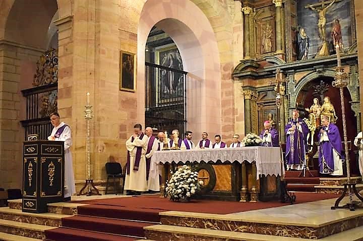 La iglesia de Santa María acogió el funeral por el alma de Monseñor Estepa