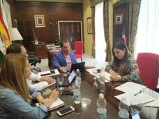 La Junta anima al Ayuntamiento a solicitar la declaración de Interés Turístico Internacional para la Romería de la Virgen de la Cabeza