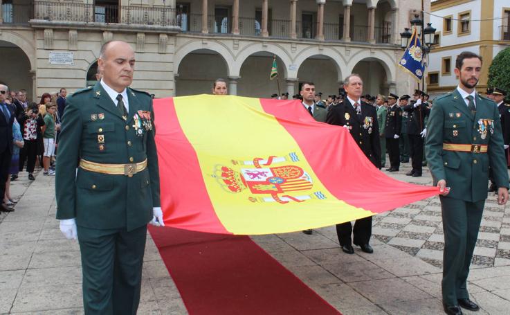 Andújar honra a la bandera de España y acompaña a la Guardia Civil el día de su Patrona