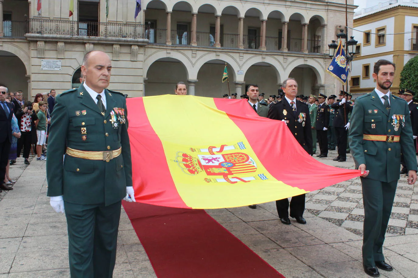 Andújar honra a la bandera de España y acompaña a la Guardia Civil el día de su Patrona