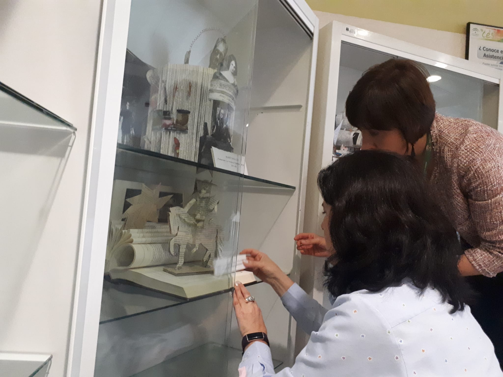 Una exposición enseña a convertir libros viejos en auténticas obras de arte