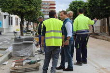 El alcalde inspecciona las obras que están acometiendo en zonas con carencias de abastecimiento