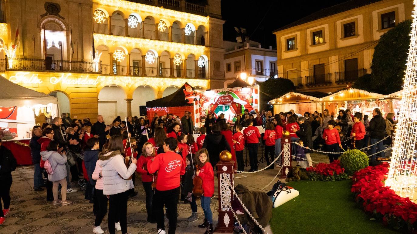El mercado navideño activa el comercio local y crea más ambiente festivo