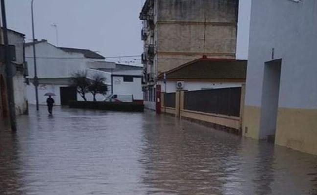 La tromba de agua corta calles y carreteras en Andújar en varios accesos y anega polígonos