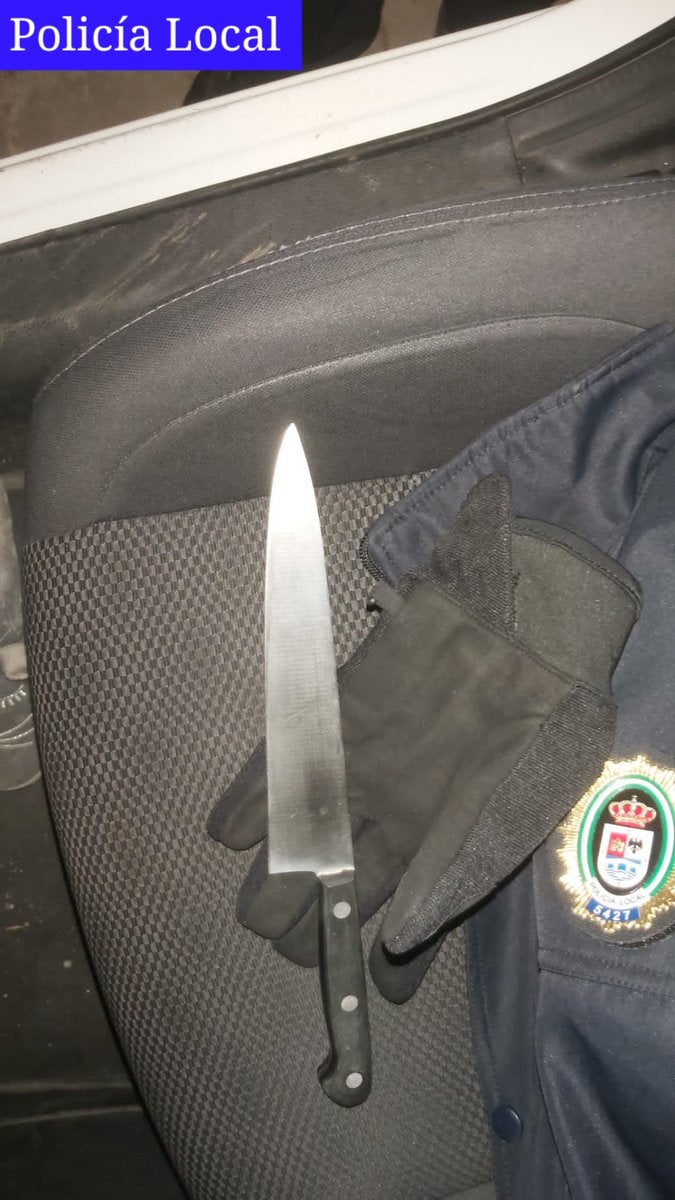 Una mujer trató de apuñalar a dos agentes de la Policía Local en Andújar