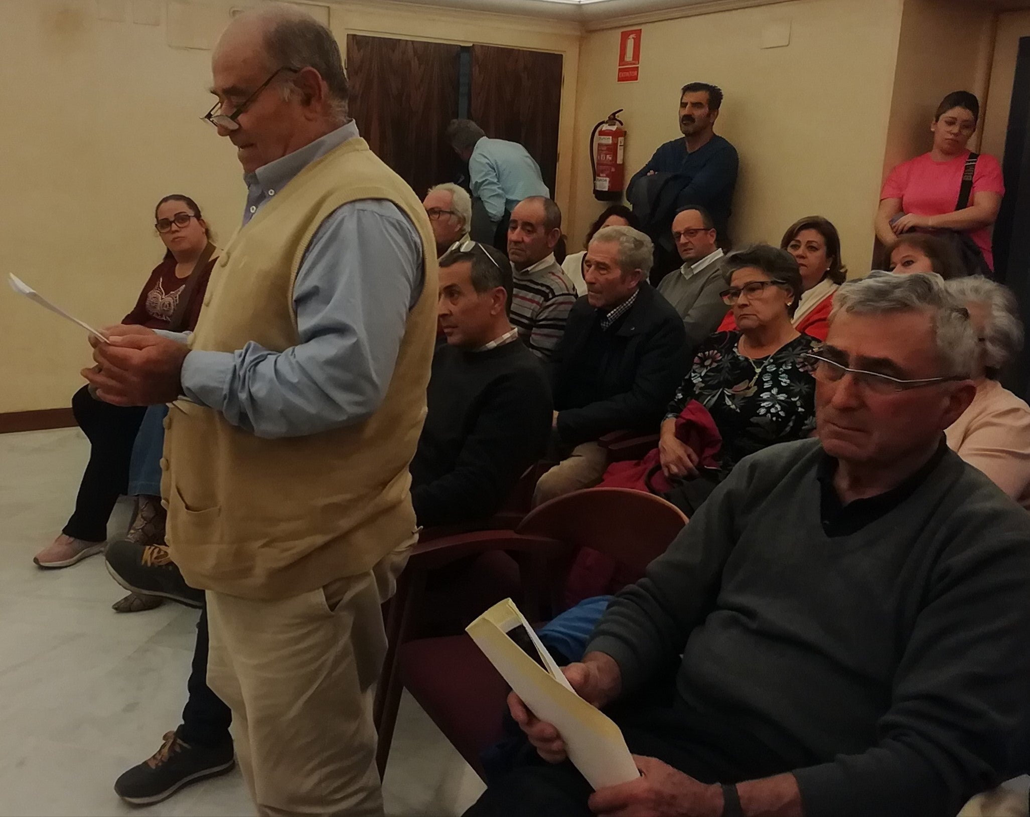 Vecinos de Los Cortijuelos denuncian que cada vez más se deteriora la carretera de acceso
