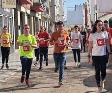 Jóvenes estudiantes del municipio corren por la paz y los niños refugiados