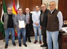 La Asociación Amigos del Patrimonio entrega el 'Vocabulario andaluz' al Consistorio