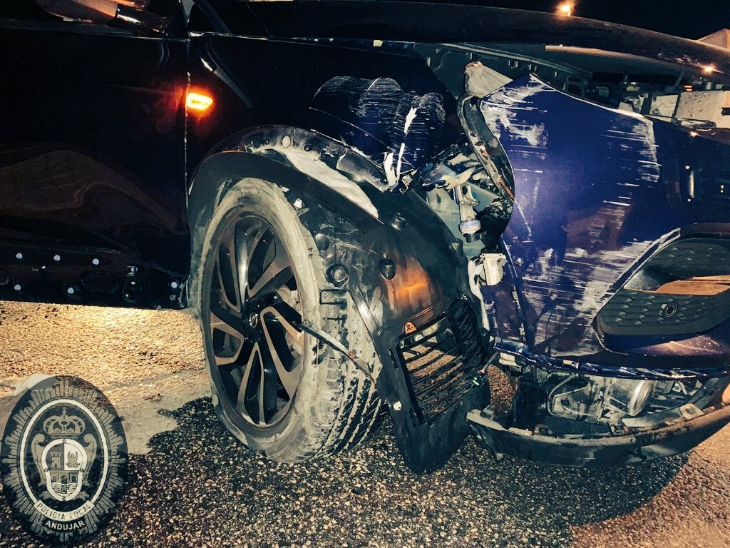 Un vehículo choca contra una farola en Andújar y el conductor da positivo