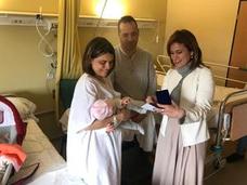Las delegadas de Gobierno y Salud y Familias entregan una moneda de plata a las bebés nacidas en el Hospital Alto Guadalquivir el Día de Andalucía