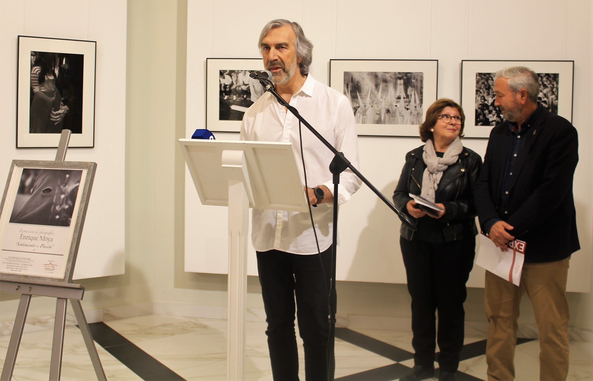 El fotógrafo Enrique Moya muestra su visión personal sobre la Semana Santa en la Casa de Cultura