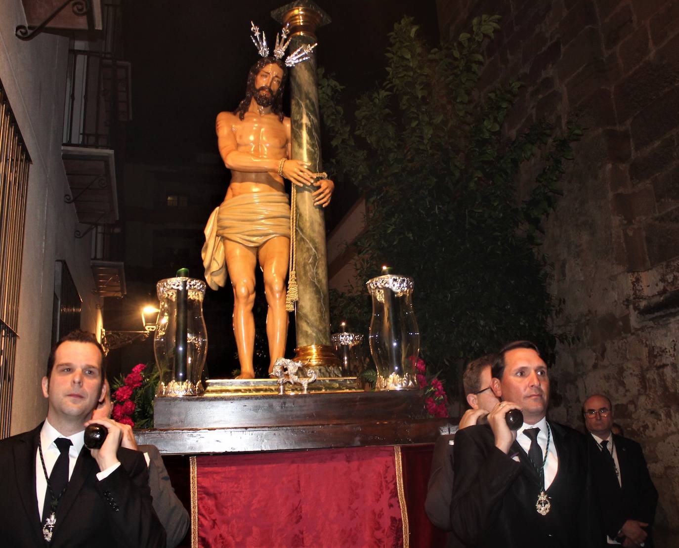 Cristo Atado a la Columna impregna de silencio a la barriada de San Bartolomé