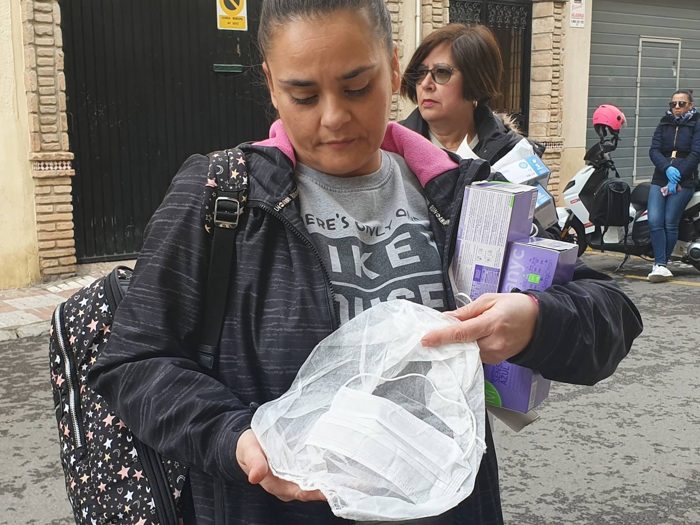 Las empledas del servicio de ayuda a domicilio reclaman más material de protección