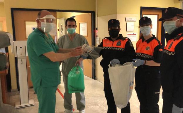 Un grupo de vecinos de Andújar crea viseras protectoras 3D para el hospital