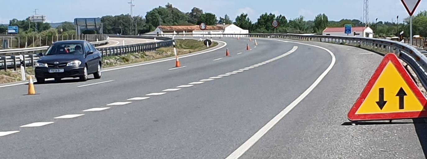 Un socavón provoca el corte de un carril de la A-4 sentido Sevilla a la altura de Andújar