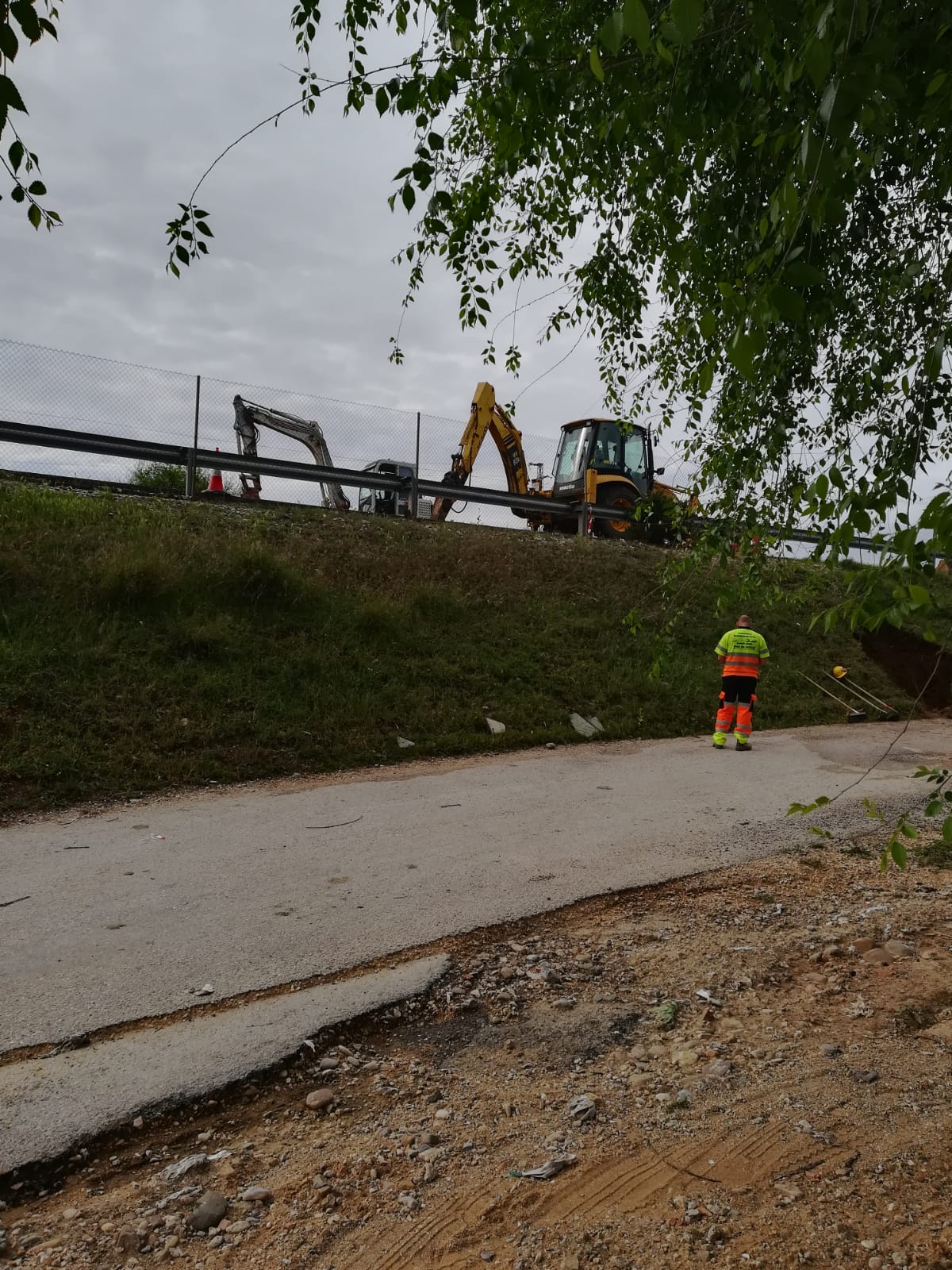 Técnicos de la Unidad de Carreteras del Ministerio de Fomento evalúan el socavón de la A-4 en Andújar
