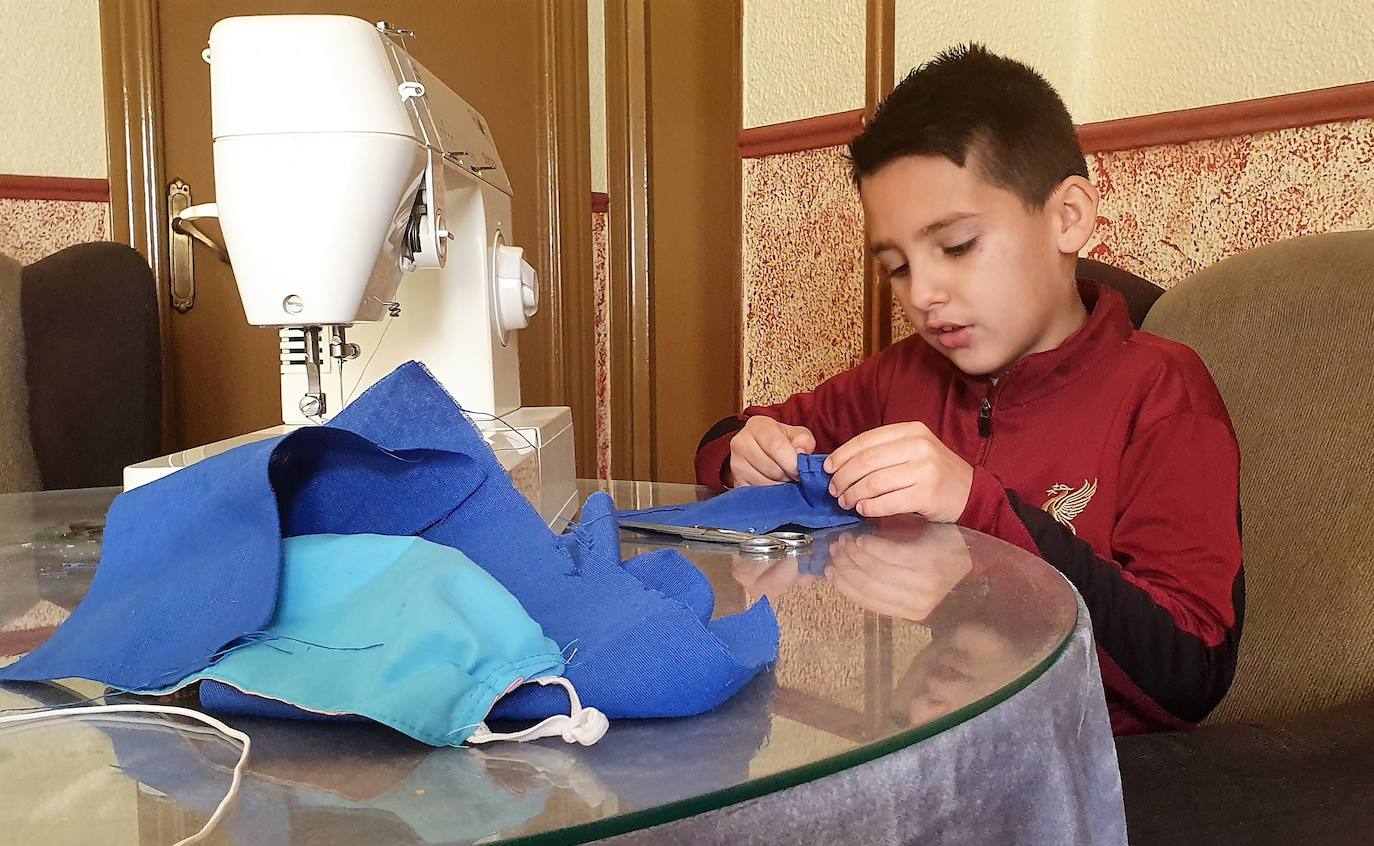 Un chaval de Primaria crea y dona mascarillas