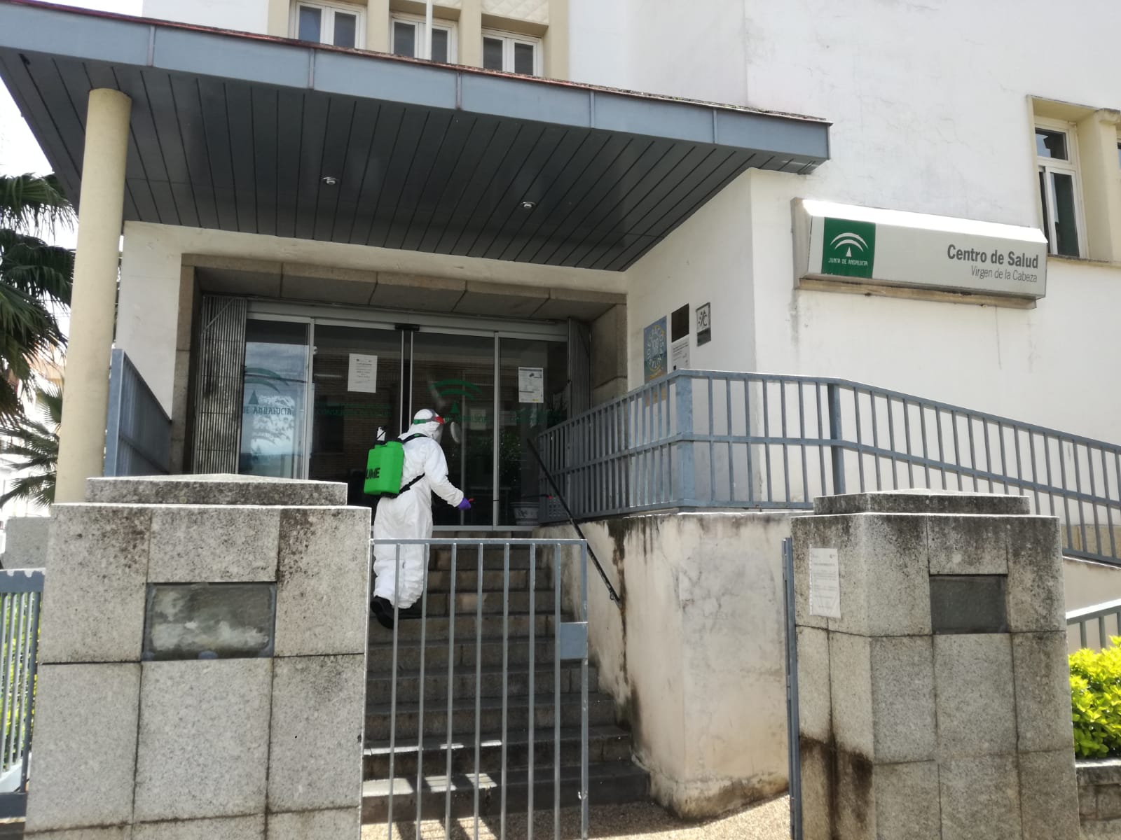 La UME colabora otra vez en la limpieza con la desinfección de Centros de Discapacitados y del Centro de Salud