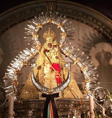 La cofradía matriz presenta a la Virgen de la Cabeza con el manto del centenario, en recuerdo a los fallecidos por la pandemia