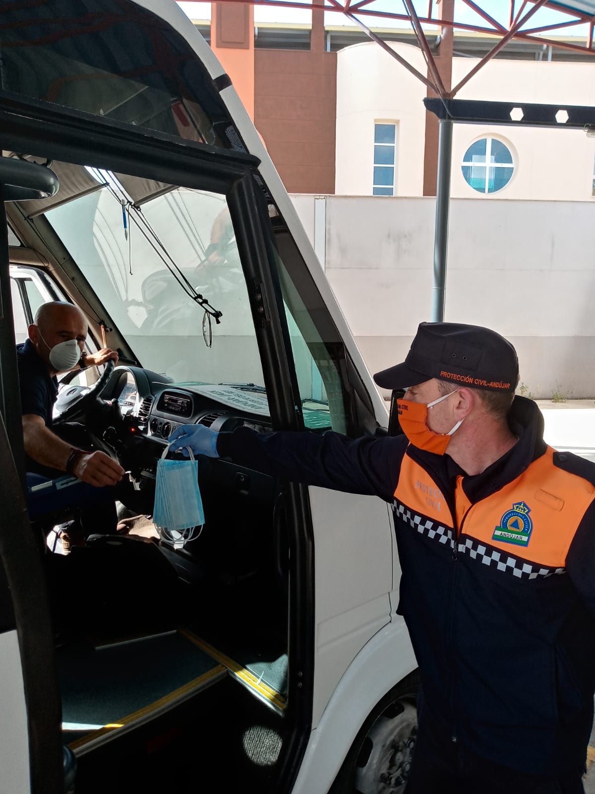 Protección Civil entregó mascarillas en la Estación de Autobuses de Andújar